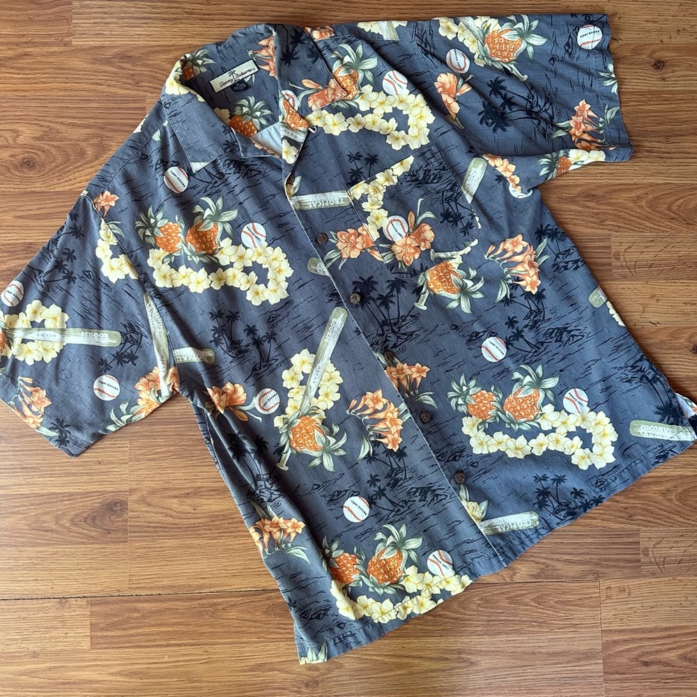Tommy Bahama Silk Hawaiian Camp‎ Shirt Men’s Medium Baseball Print *